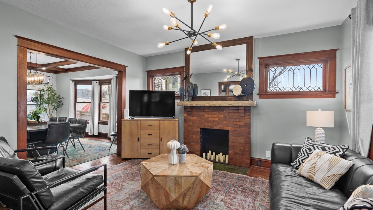 Photo of Livingroom in West Plaza