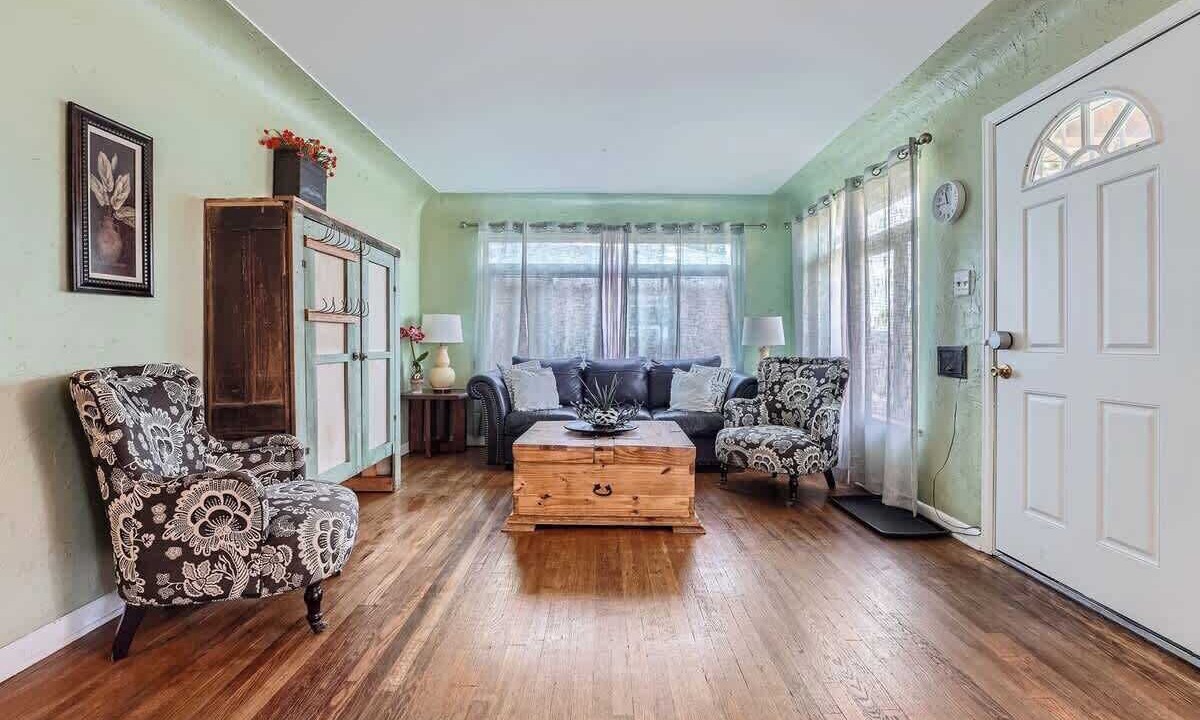 Photo of Livingroom in Northeast Park Hill