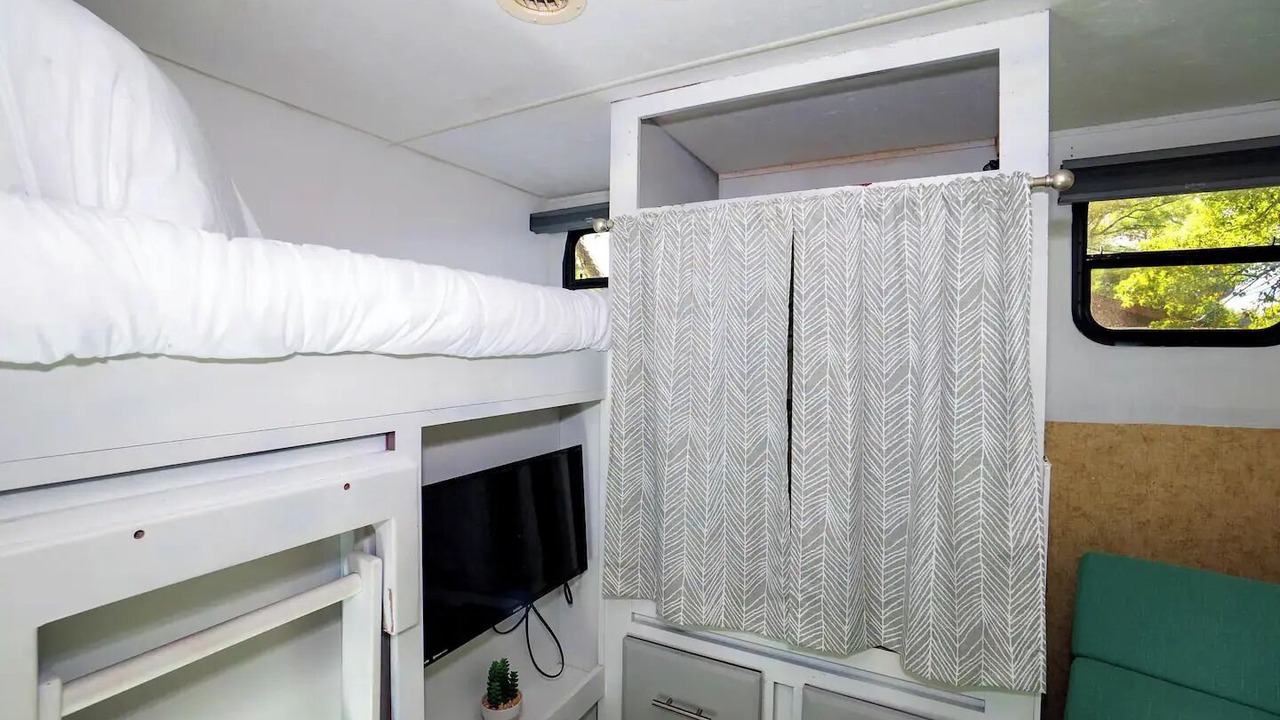 Photo of Bedroom in Berkeley Manor