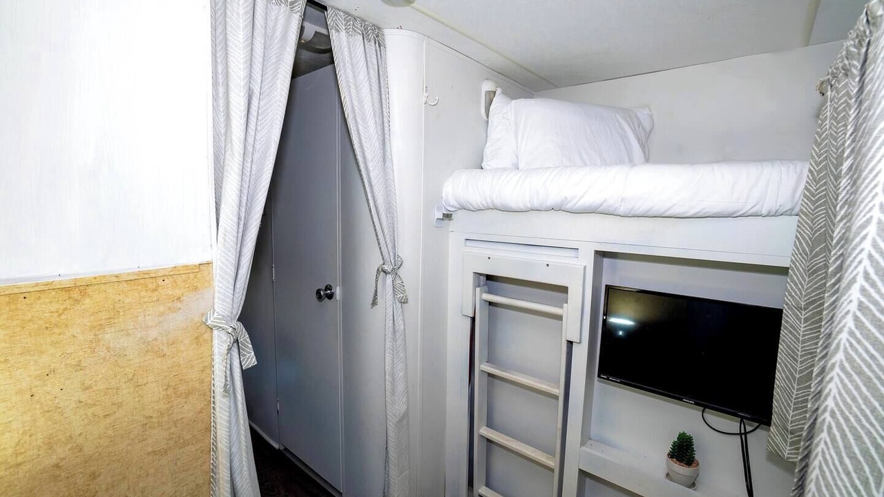 Photo of Bedroom in Berkeley Manor