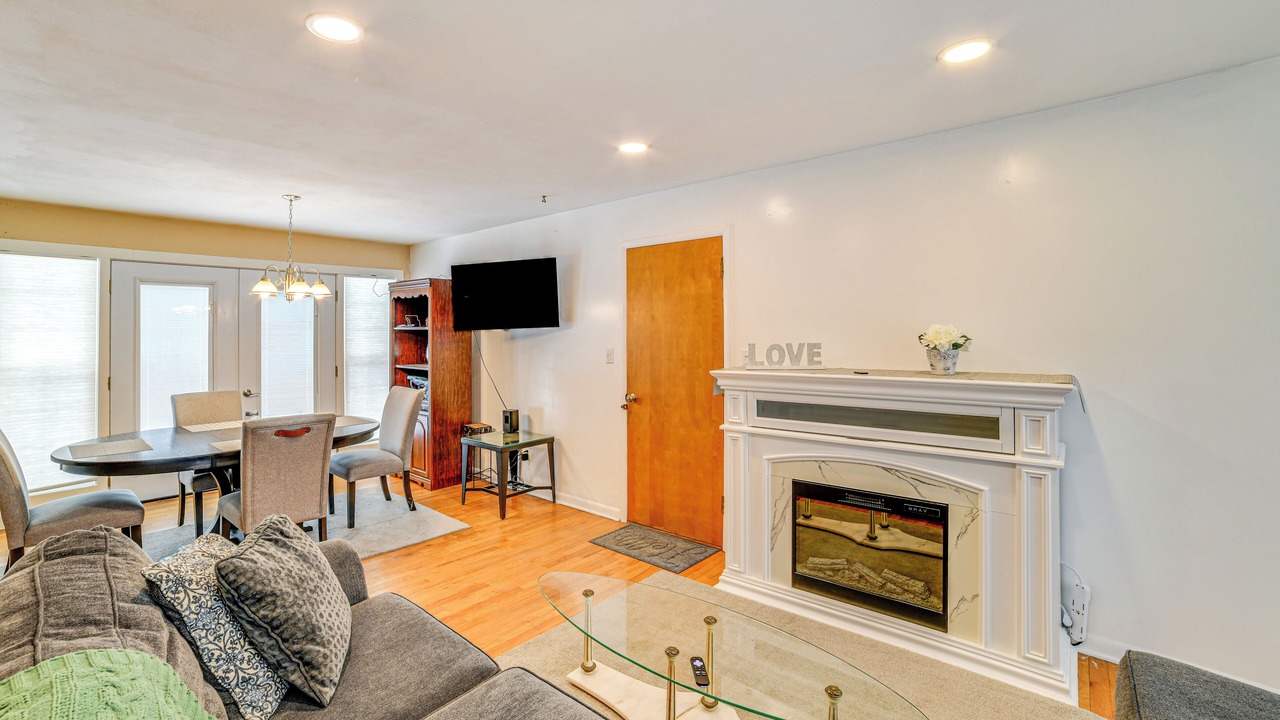 Photo of Livingroom in Utica