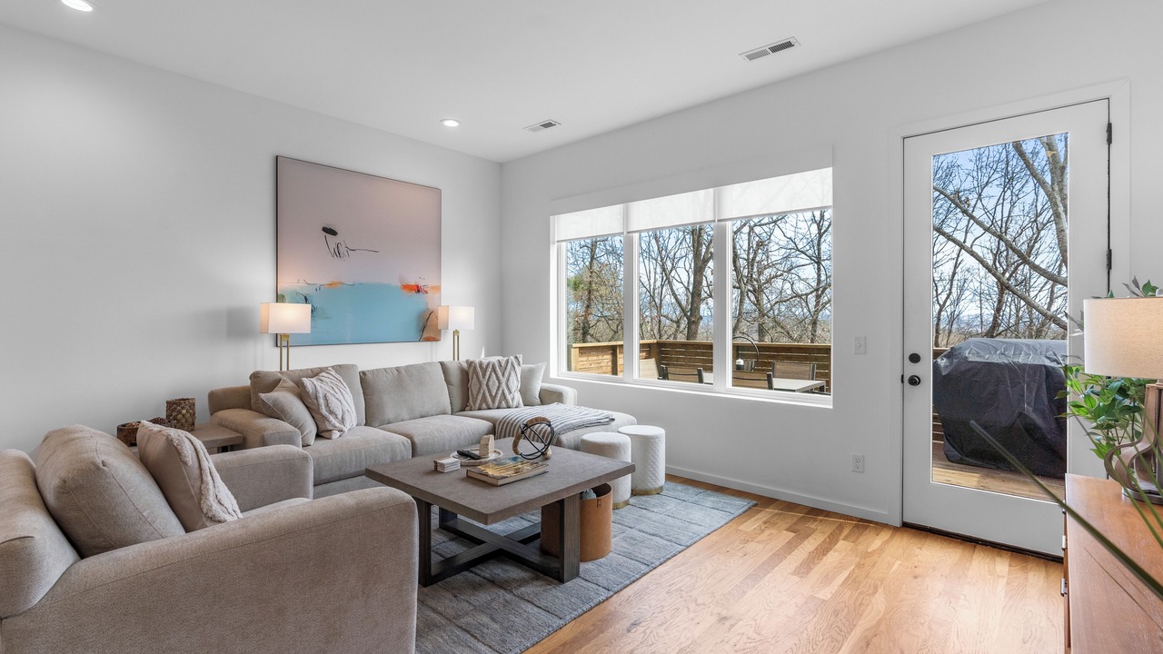 Photo of Livingroom in East Ridge