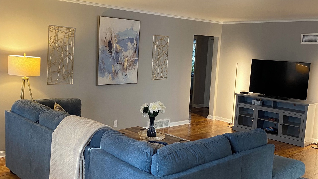 Photo of Livingroom in Roselawn Finance