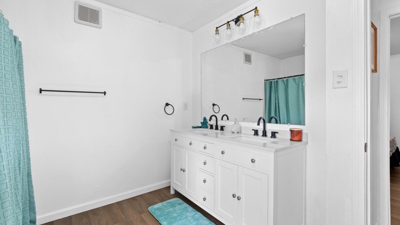 Photo of Bathroom in Moundsville