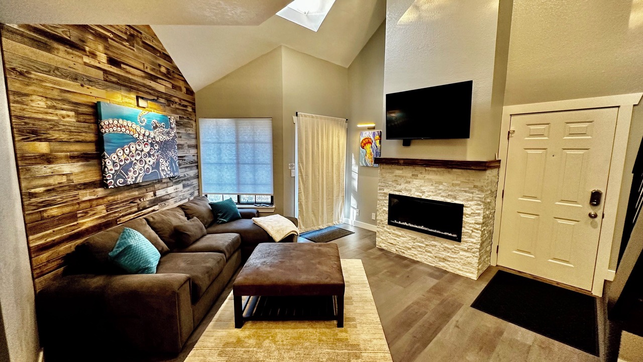 Photo of Livingroom in Gunbarrel