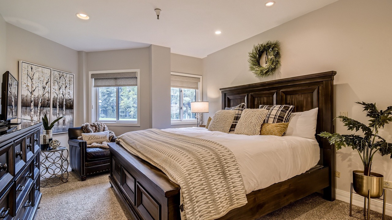 Photo of Bedroom in Peak 9