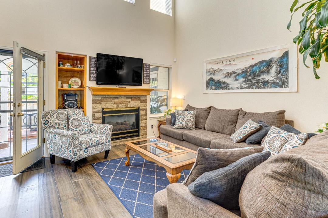 Photo of Livingroom in Prides Crossing
