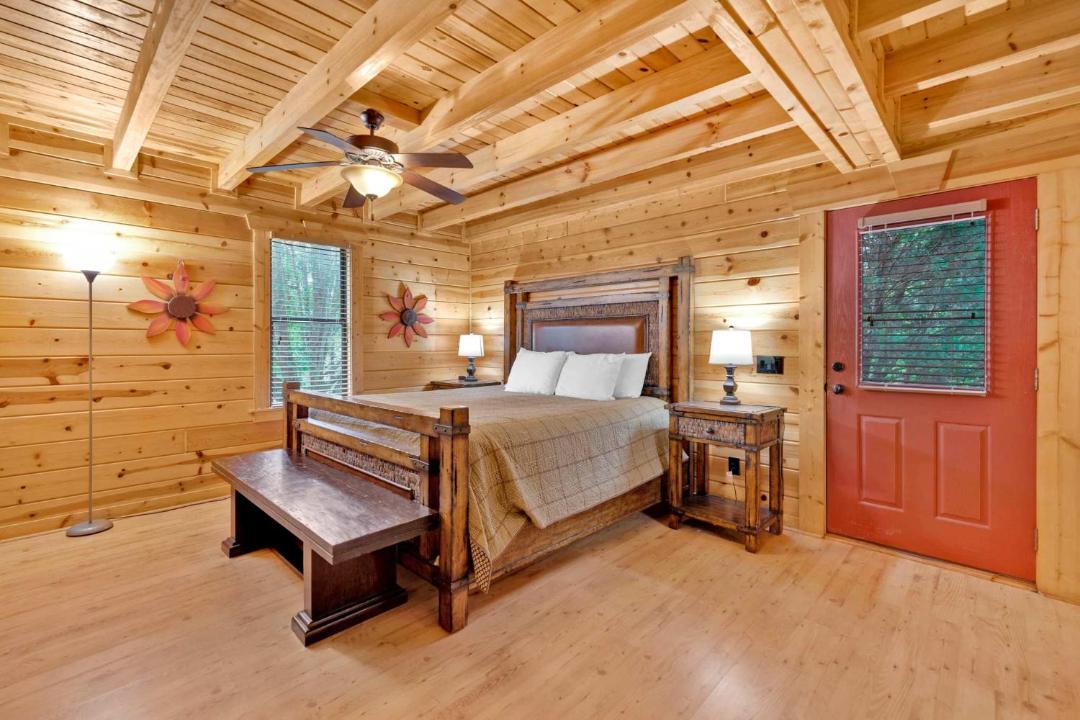 Photo of Bedroom in White Oak Lodge