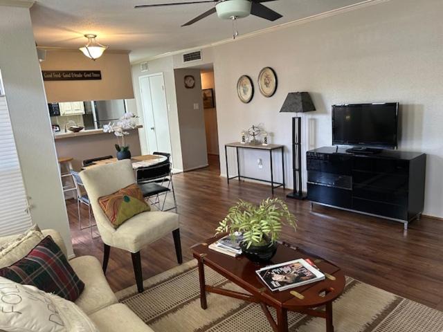 Photo of Livingroom in Braeswood Place