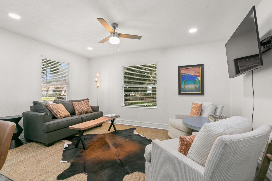 Photo of Livingroom in Courier City - Oscawana