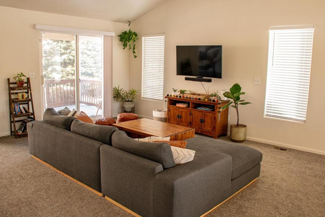 Photo of Livingroom in Jefferson Gardens