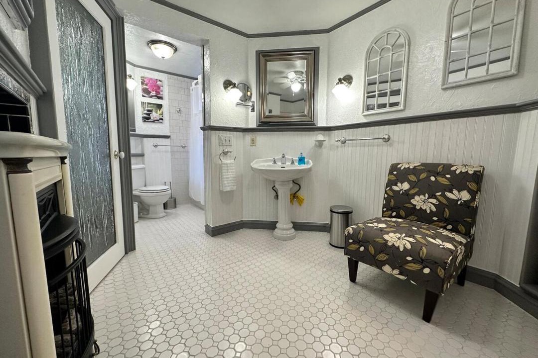 Photo of Bathroom in Niagara Falls
