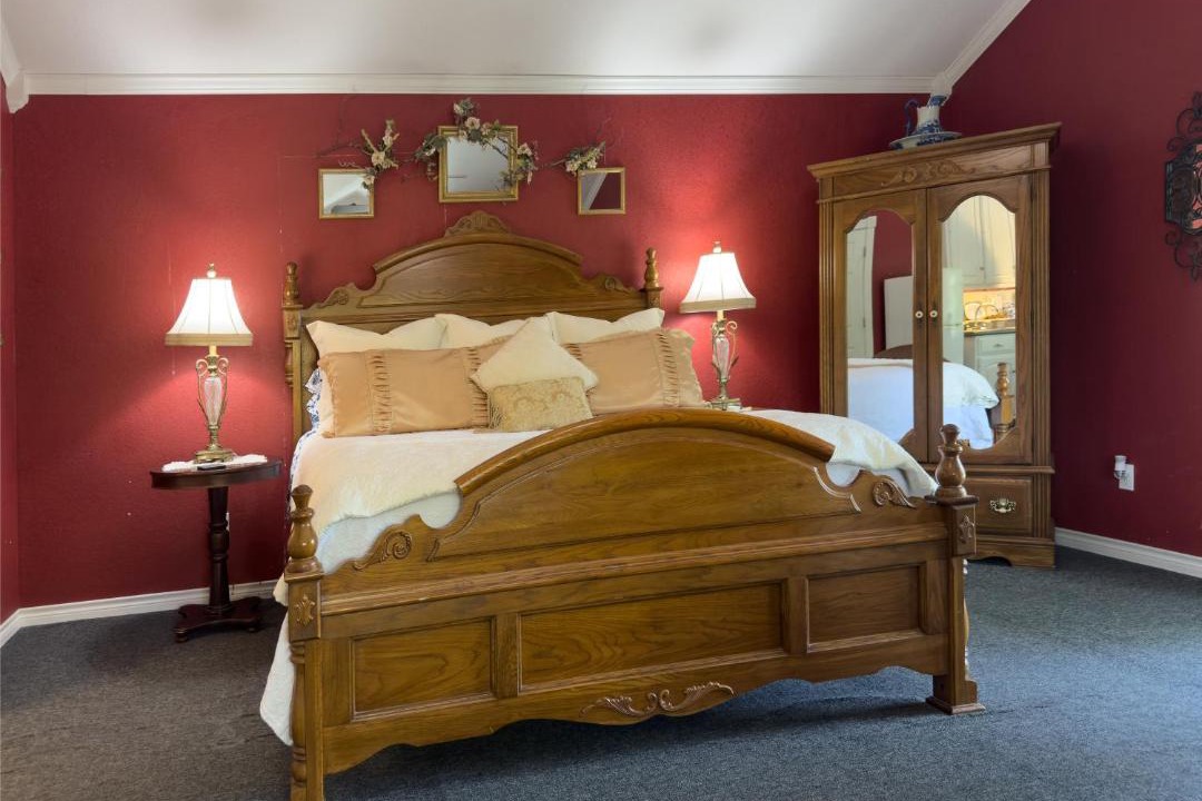 Photo of Bedroom in Lacy-Lakeview
