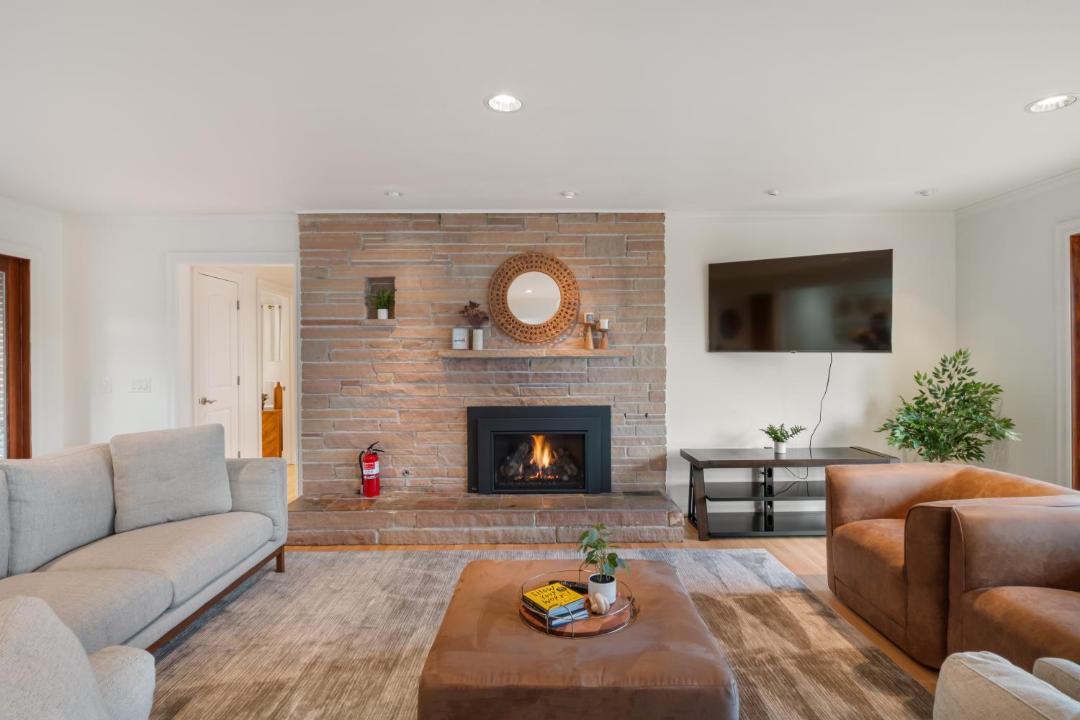 Photo of Livingroom in East Lake Hills
