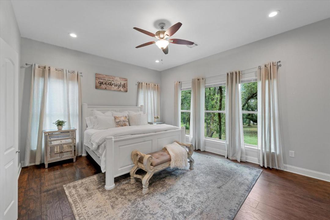 Photo of Bedroom in Lacy-Lakeview