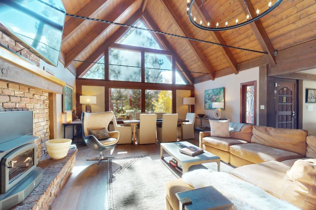 Photo of Livingroom in Round Hill Village