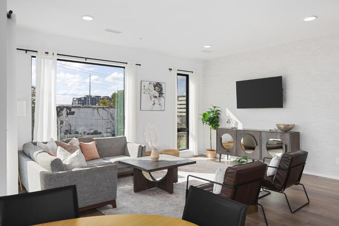 Photo of Livingroom in North Capitol