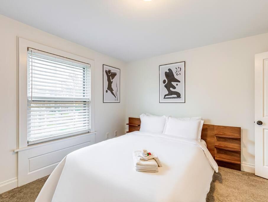 Photo of Bedroom in Detroit - Shoreway