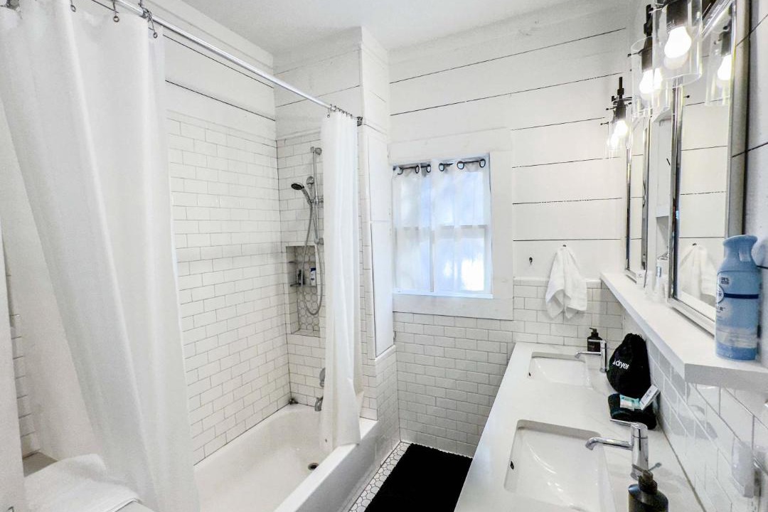 Photo of Bathroom in Austin Ave.