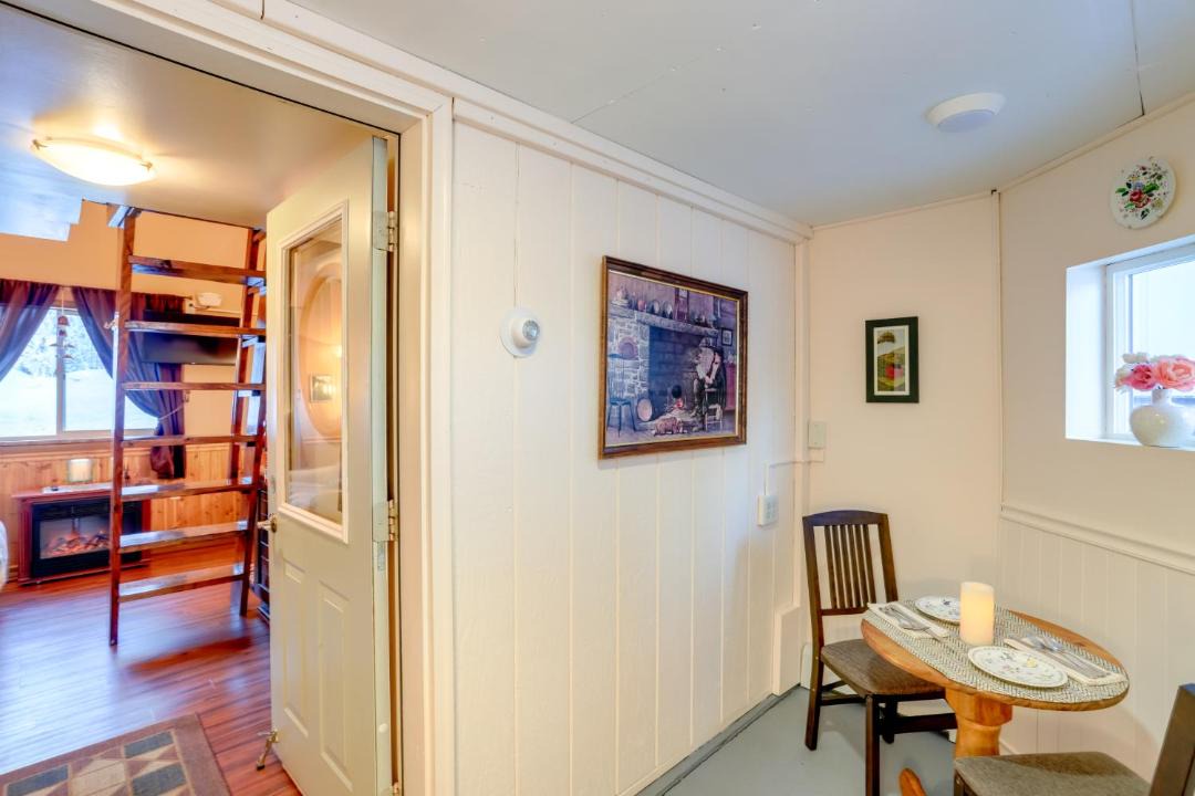 Photo of Livingroom in College