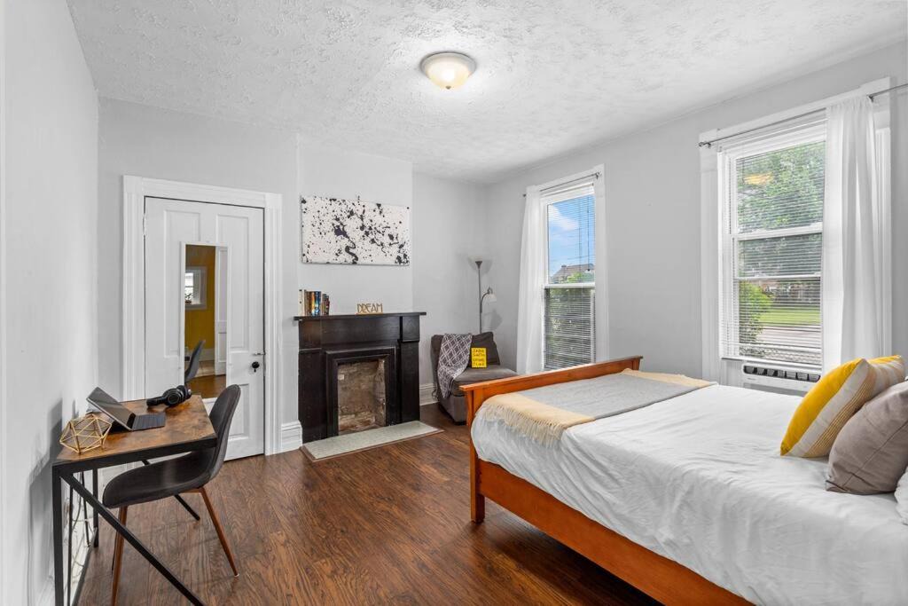 Photo of Bedroom in Detroit - Shoreway