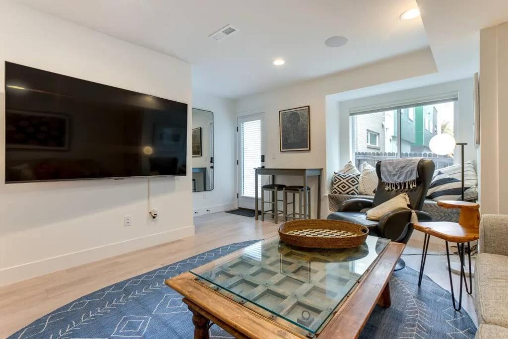 Photo of Livingroom in Jefferson Park