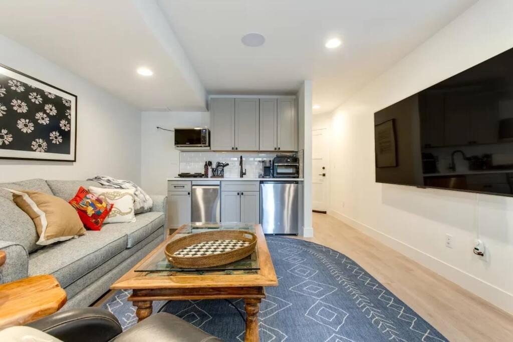 Photo of Livingroom in Jefferson Park