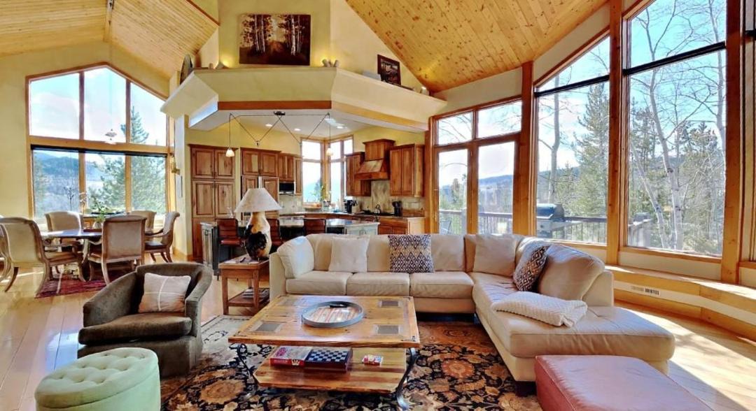 Photo of Livingroom in Three Peaks