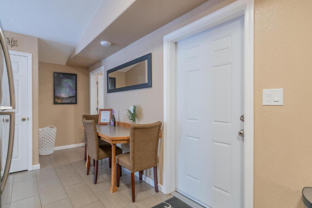 Photo of Livingroom in College