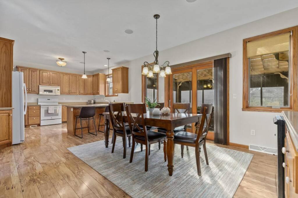 Photo of Livingroom in Black Wolf