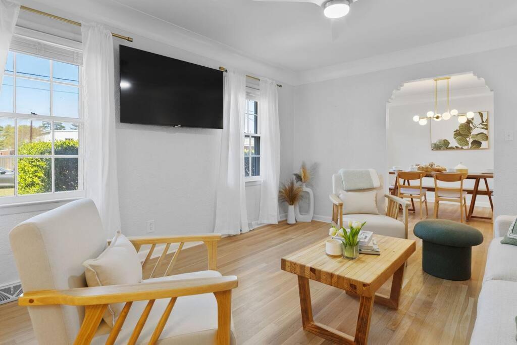 Photo of Livingroom in Hanahan
