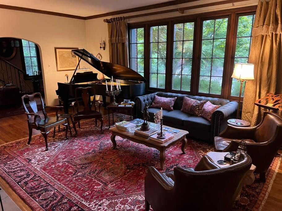 Photo of Livingroom in Central Gardens