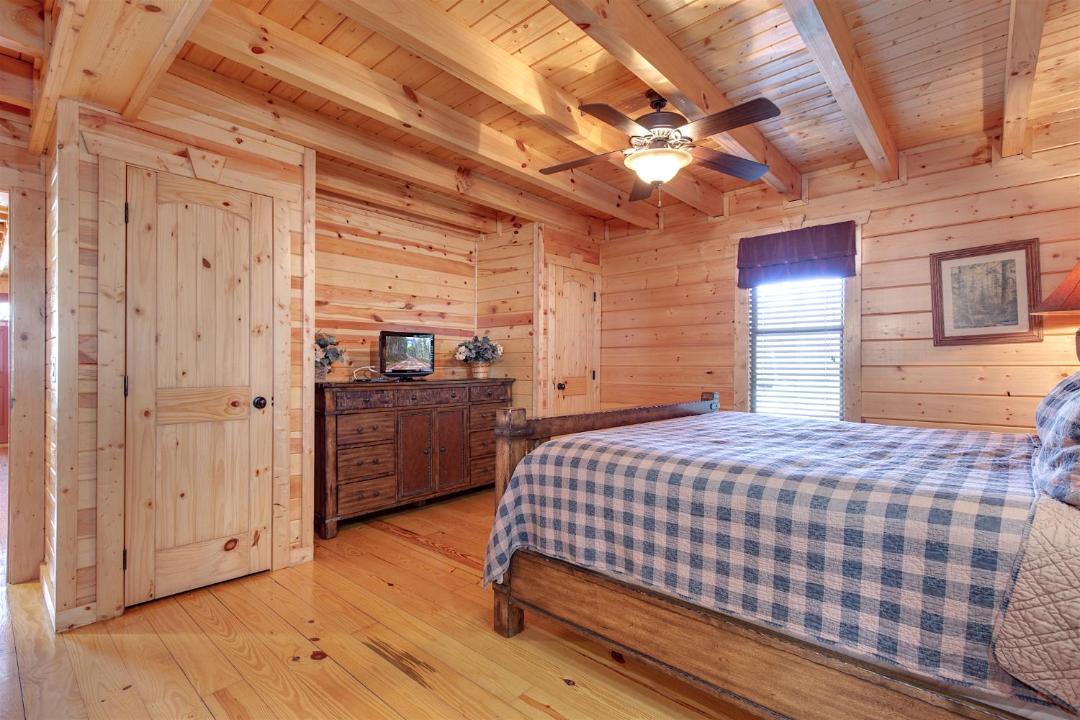 Photo of Bedroom in White Oak Lodge