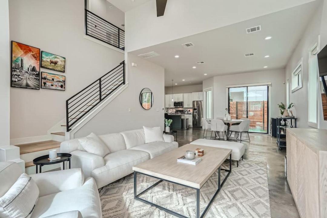 Photo of Livingroom in East Cesar Chavez