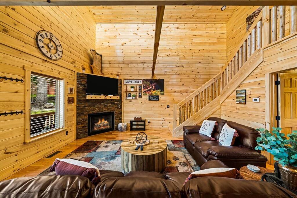 Photo of Livingroom in White Oak Lodge