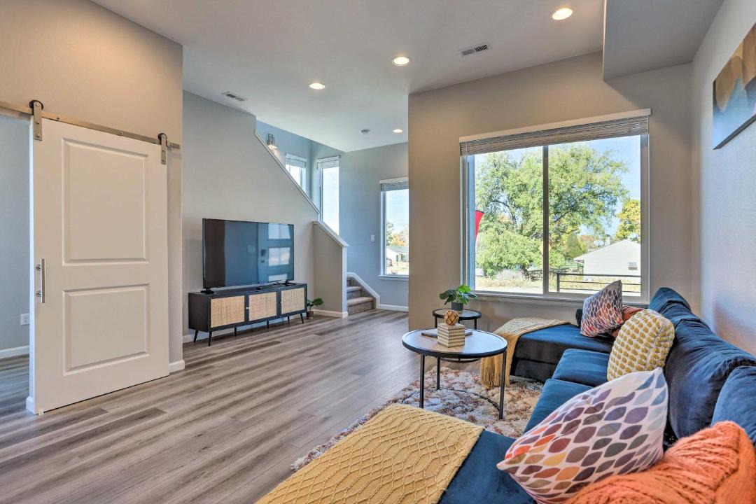 Photo of Livingroom in Dupont