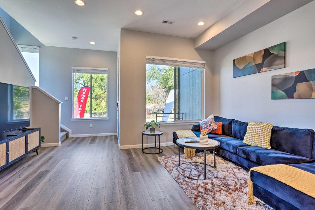 Photo of Livingroom in Dupont