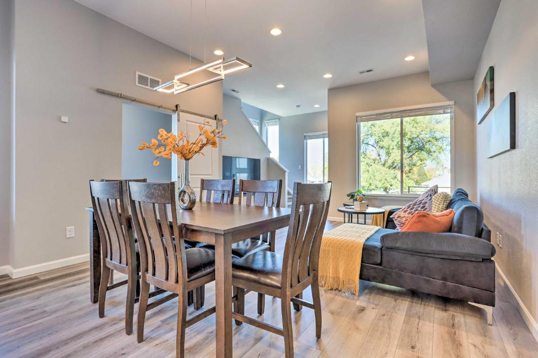 Photo of Livingroom in Dupont