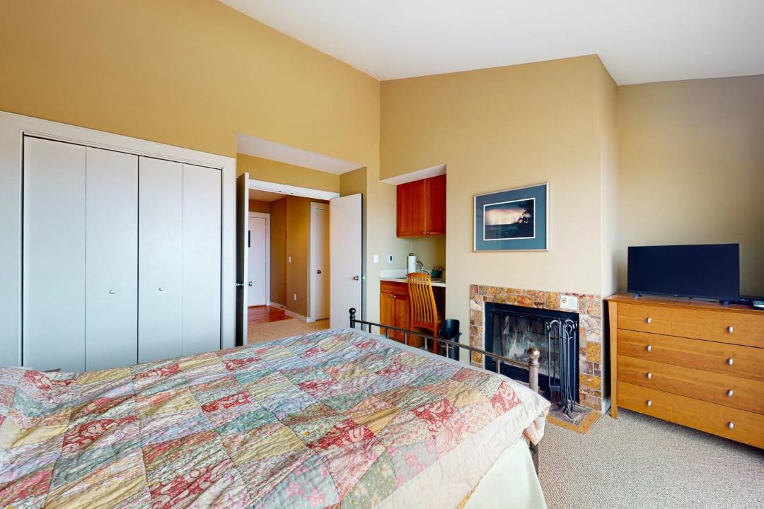 Photo of Bedroom in Maple City