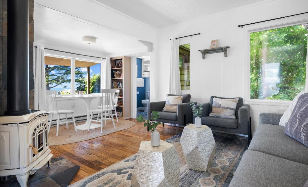 Photo of Livingroom in Depoe Bay