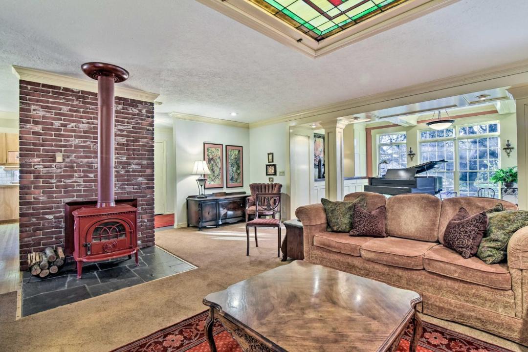 Photo of Livingroom in Hillsboro