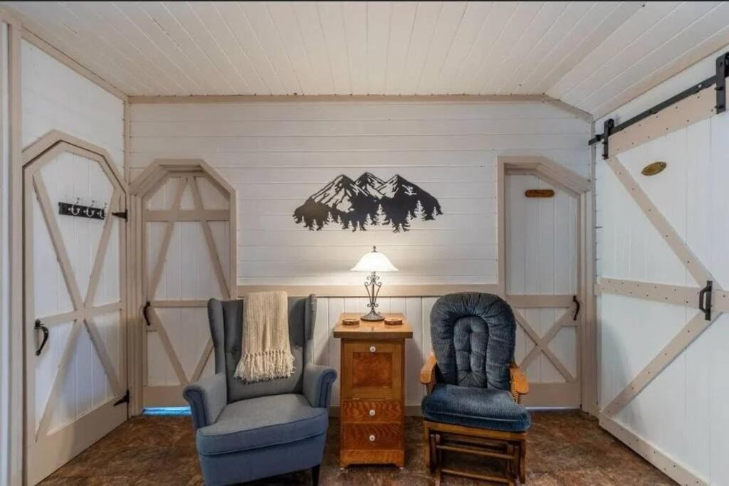 Photo of Livingroom in Gold Bar