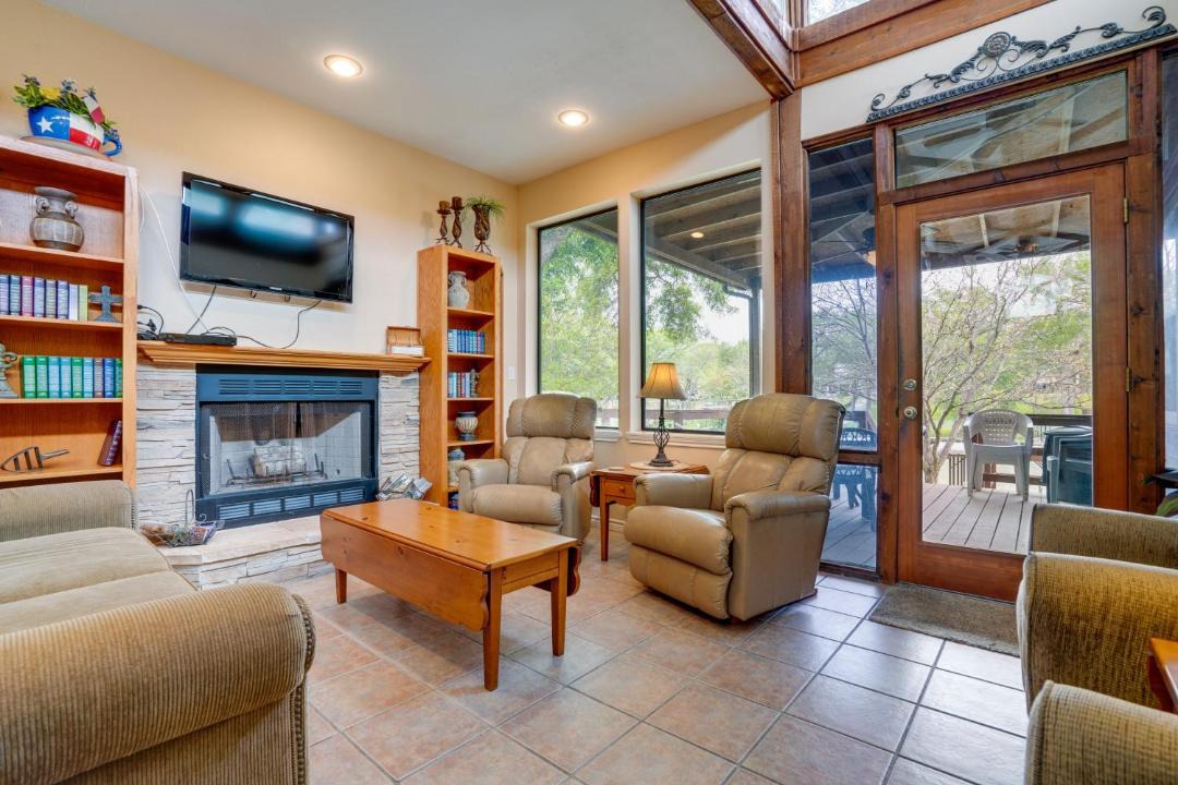 Photo of Livingroom in McQueeney