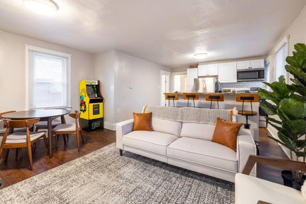 Photo of Livingroom in Detroit - Shoreway