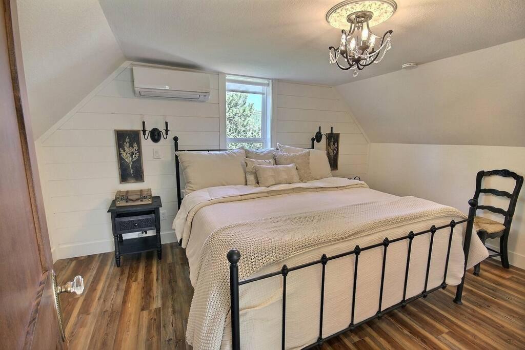 Photo of Bedroom in Roslyn