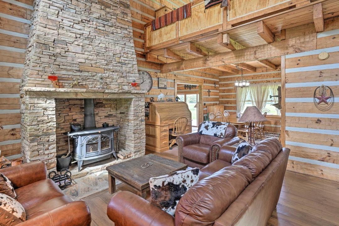 Photo of Livingroom in South Pittsburg