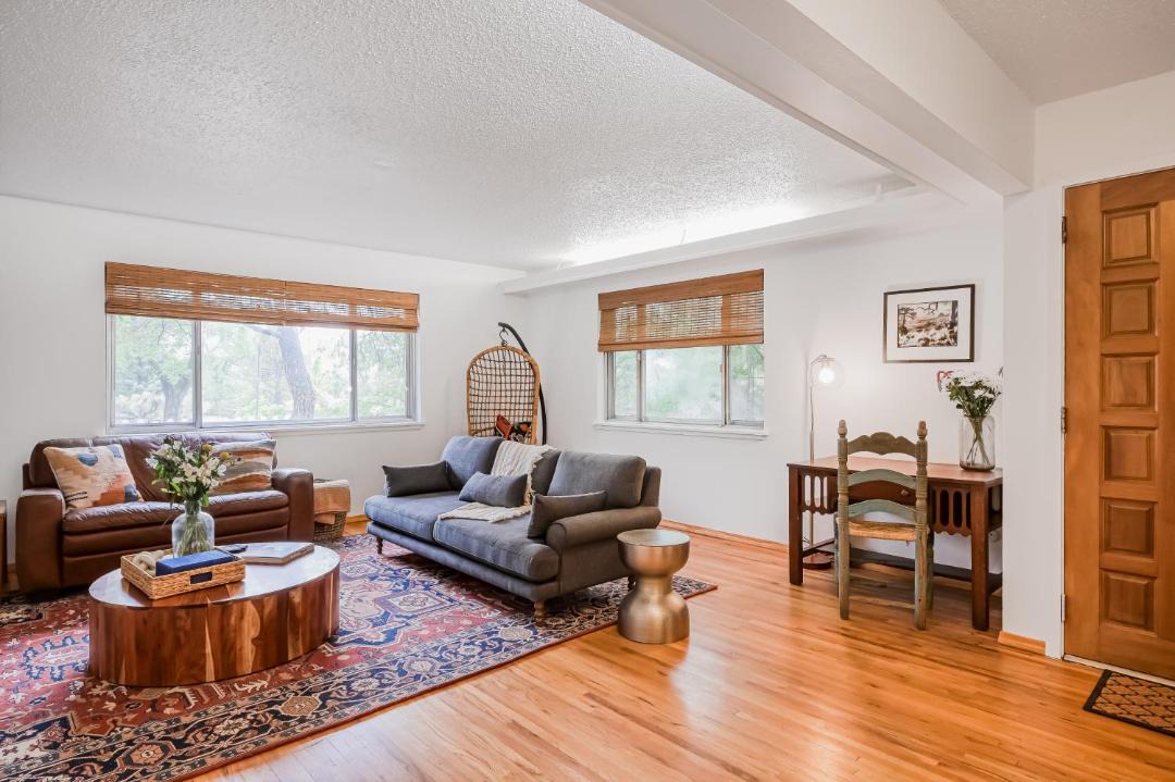 Photo of Livingroom in South Capitol
