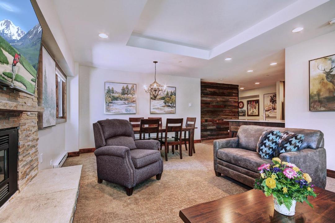 Photo of Livingroom in Peak 9