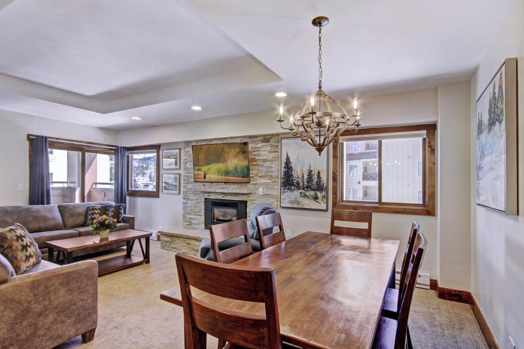 Photo of Livingroom in Peak 9