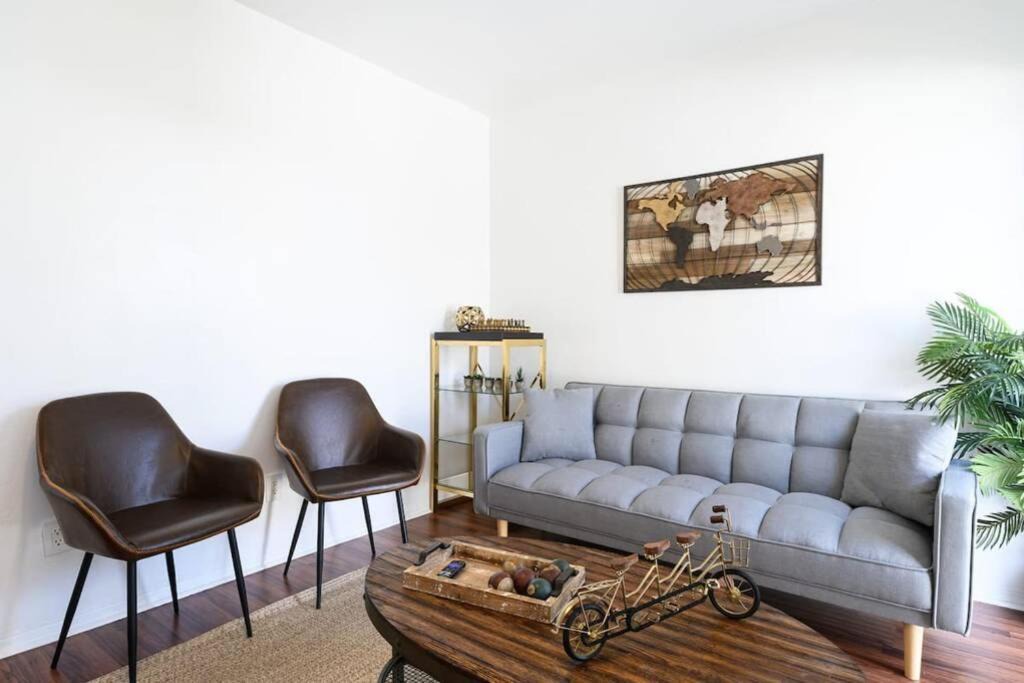 Photo of Livingroom in Downtown Hollywood